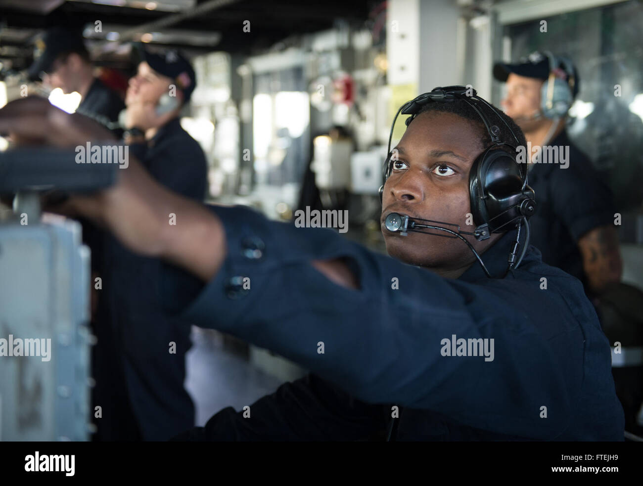 Mer Méditerranée (déc. 7, 2014) - Spécialiste des opérations 2e classe Ryan McDonald, de Columbus, dans le Mississippi, se trouve la surface la détection et le suivi de watch station dans le pont à bord du USS Donald Cook (DDG 75), 7 décembre 2014. Donald Cook, une classe Arleigh Burke destroyer lance-missiles, l'avant-déployé à Rota, Espagne, mène des opérations navales dans la sixième flotte américaine zone d'opérations à l'appui de la sécurité nationale des États-Unis en Europe. Banque D'Images