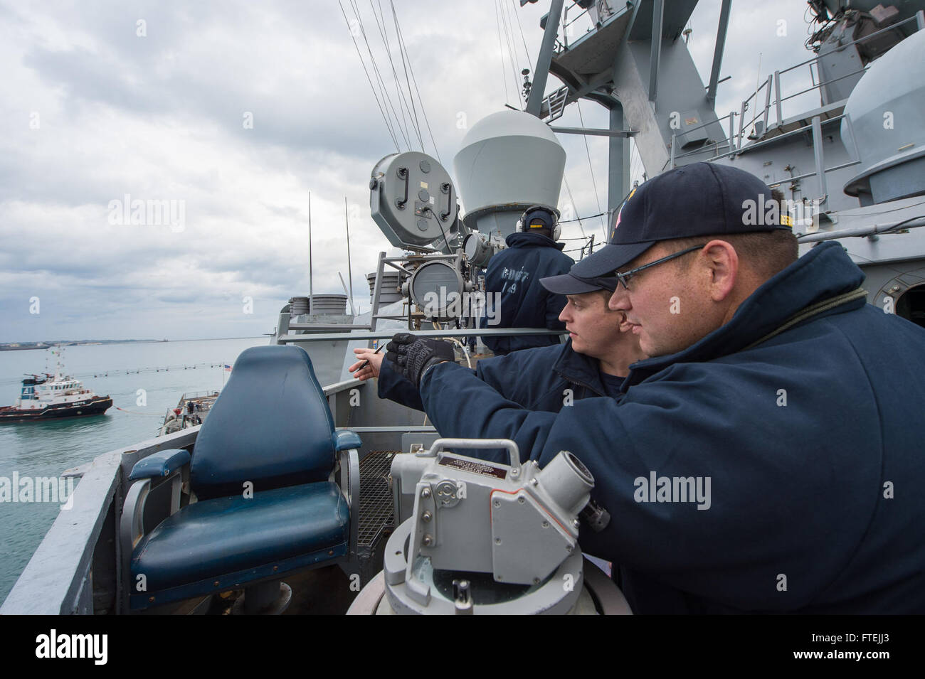 AUGUSTA BAY, Italie (31 déc. 11, 2014) Maître Chef d'armes Joseph Datka, droite, de Hartford, Wisconsin, et l'étoile Samuel Hadik, centre, de Chester, New Hampshire, vérifier la présence éventuelle de contacts de surface à bord d'USS Cole (DDG 67) comme le navire quitte Augusta Bay après une escale prévue le 11 décembre 2014. Cole, une classe Arleigh Burke destroyer lance-missiles, homeported à Norfolk, mène des opérations navales dans la sixième flotte américaine zone d'opérations à l'appui de la sécurité nationale des États-Unis en Europe. Banque D'Images