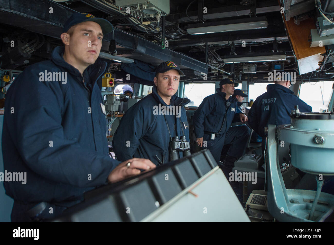 L'enseigne Samuel Hadik de l'USS Cole (DDG 67) est photographiée pour surveiller le trafic marchand civil alors que le destroyer de classe Arleigh Burke quitte Augusta Bay, en Italie, lors d'une opération navale de routine en Méditerranée. Banque D'Images