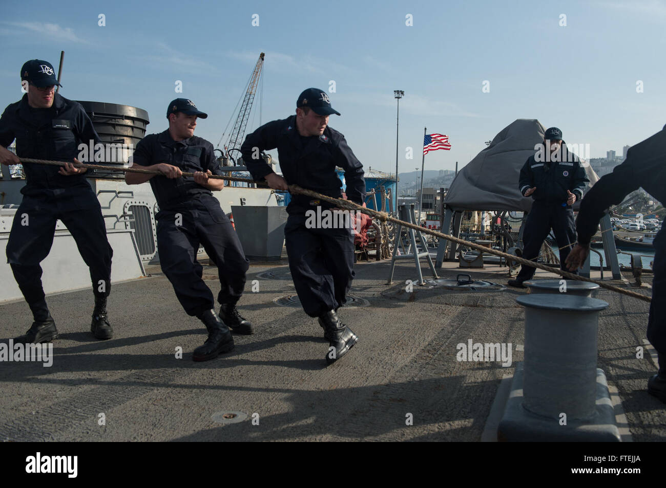 Haïfa, Israël (déc. 11, 2014) marins affectés à l'USS Donald Cook (DDG 75), participer à une ligne de détails que le navire sort du port. Donald Cook, une classe Arleigh Burke destroyer lance-missiles dans homeported Rota, Espagne, mène des opérations navales dans la sixième flotte américaine zone d'opérations à l'appui de la sécurité nationale des États-Unis en Europe. Banque D'Images