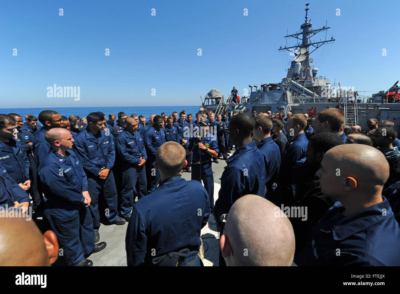 Mer Méditerranée (sept. 12, 2013) Le Cmdr. Dave Stoner, commandant de missiles de l'USS Ramage (DDG 61), centre, est titulaire d'un appel toutes les mains sur le pont d'envol du navire. Ramage, homeported à Norfolk, en Virginie, est sur un déploiement prévu des opérations de sécurité maritime et les efforts de coopération en matière de sécurité dans le théâtre américain dans la 6ème zone d'opérations de la flotte. Banque D'Images