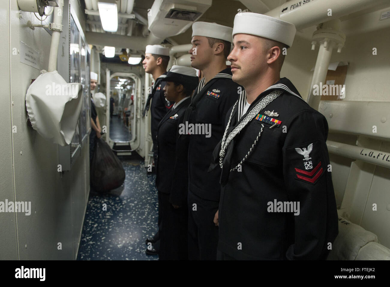 Mer Méditerranée (déc. 13, 2014) marins affectés à l'USS Donald Cook (DDG 75) en formation avant qu'un marin de l'année d'inspection du conseil. Donald Cook, une classe Arleigh Burke destroyer lance-missiles, l'avant-déployé à Rota, Espagne, mène des opérations navales dans la sixième flotte américaine zone d'opérations à l'appui de la sécurité nationale des États-Unis en Europe. Banque D'Images