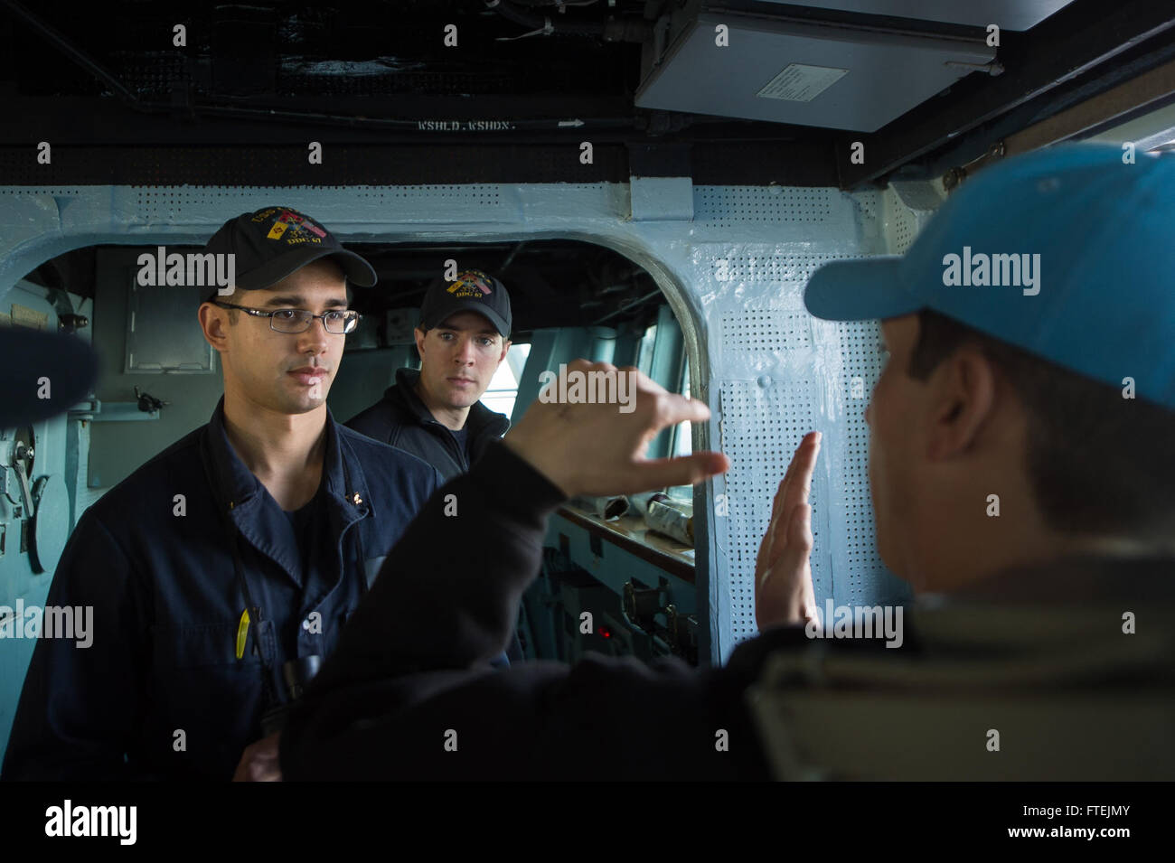 Mer Méditerranée (déc. 20, 2014) Le lieutenant Michael Schenk, d'Atlanta, explique l'évasion torpilles tactiques pour Ensign James Russell, de Virginia Beach, en Virginie, à bord de l'USS Cole (DDG 67) au cours d'un exercice de manoeuvres d'évasion d'une torpille, le 20 Déc., 2014. Cole, une classe Arleigh Burke destroyer lance-missiles, homeported à Norfolk, mène des opérations navales dans la sixième flotte américaine zone d'opérations à l'appui de la sécurité nationale américaine en Europe Banque D'Images