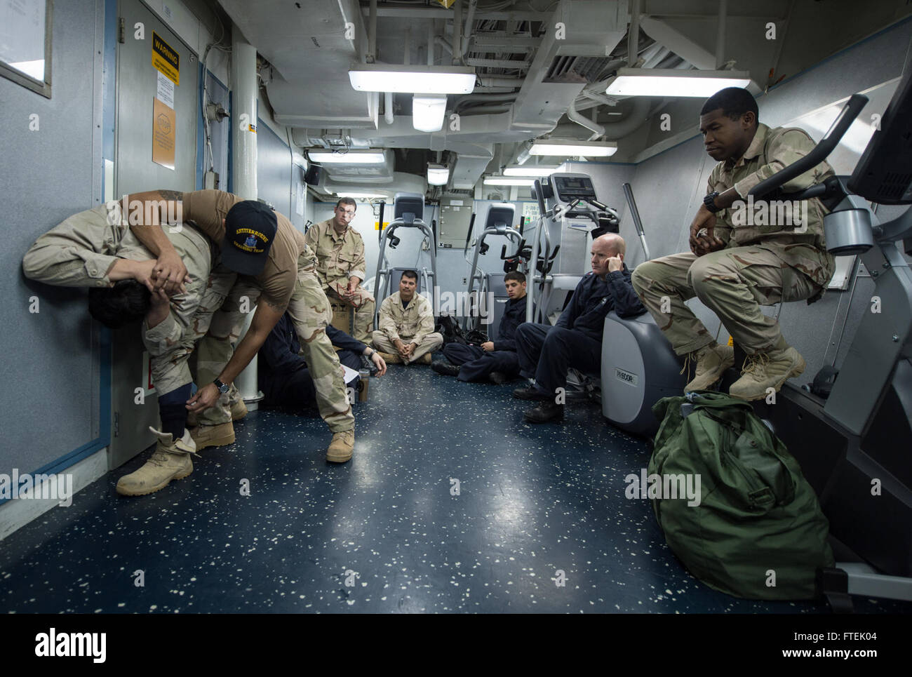 150106-N-JN664-009 MER NOIRE (jan. 6, 2015) La visite, un conseil, une équipe de recherche et de saisie à bord de l'USS Donald Cook (DDG 75) procède à la formation de recherche suspect le 6 janvier 2015. Donald Cook, une classe Arleigh Burke destroyer lance-missiles, l'avant-déployé à Rota, Espagne, mène des opérations navales dans la sixième flotte américaine zone d'opérations à l'appui de la sécurité nationale des États-Unis en Europe. (U.S. Photo par marine Spécialiste de la communication de masse 2e classe Karolina A. Oseguera/libérés) Banque D'Images