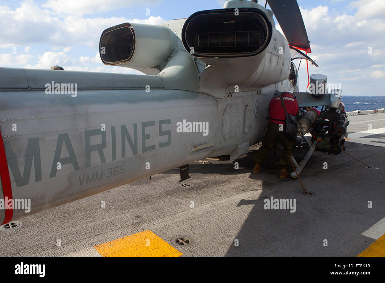 150107-M-QZ288-093 MER MÉDITERRANÉE (janv. 7, 2015) avec Marine marines de l'escadron 365 à rotors basculants moyen (renforcée), 24e Marine Expeditionary Unit (MEU), charger un 2,75 pouces dans une fusée LAU-68 rocket pod attaché à un AH-1W Super Cobra à bord du USS Iwo Jima LPD (7), le 7 janvier 2015. La 24e MEU et Iwo Jima Groupe amphibie mènent des opérations navales dans la sixième flotte américaine zone d'opérations à l'appui de la sécurité nationale des États-Unis en Europe. (U.S. Marine Corps photo par Lance Cpl. Austin A. Lewis/libérés) Banque D'Images