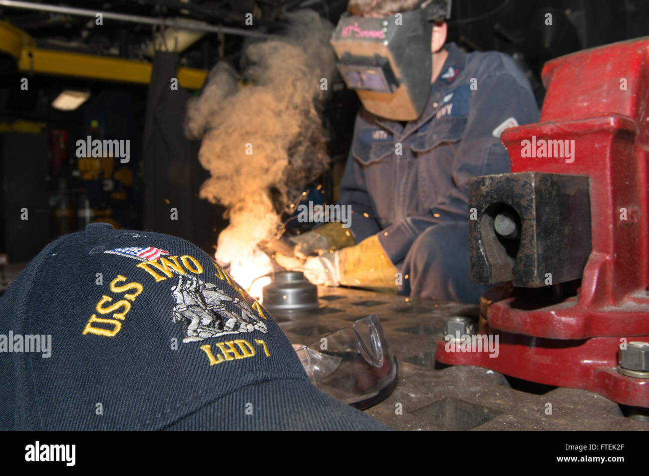 150107-N-QM905-003 MER MÉDITERRANÉE (janv. 7, 2015) 2ème classe technicien d'entretien des coques Zachary Smith, de Dover, Delaware, soudures un arrière-cuisine égoutter dans une soudure l'espace à bord de l'USS Iwo Jima (DG 7) le 7 janvier 2015. Iwo Jima, un Wasp-classe de débarquement amphibie, déployés dans le cadre de l'Iwo Jima Groupe prêt/24e Marine Expeditionary Unit, mène des opérations navales dans la 6ème zone d'opérations de la flotte à l'appui des intérêts de sécurité nationale des États-Unis en Europe. (U.S. Photo par marine Spécialiste de la communication de masse Seaman Shelby M. Tucker/ libéré) Banque D'Images