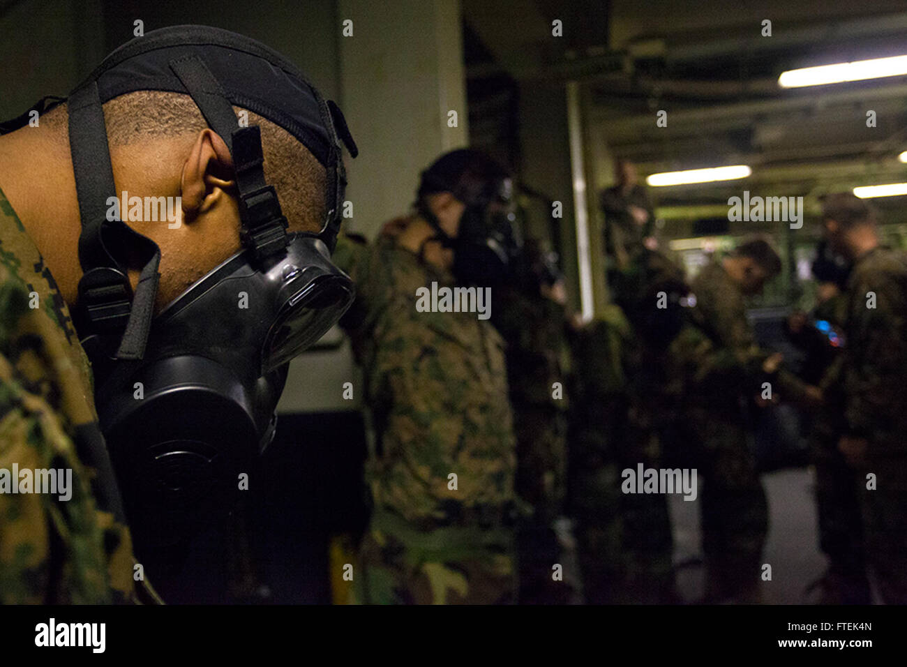 Cette image capture des Marines américains de la 24e Marine Expeditionary Unit effectuant un exercice de protection à bord de l'USS Iwo Jima lors d'opérations navales en mer Méditerranée. L'exercice soutient la sécurité nationale des États-Unis en Europe. Banque D'Images