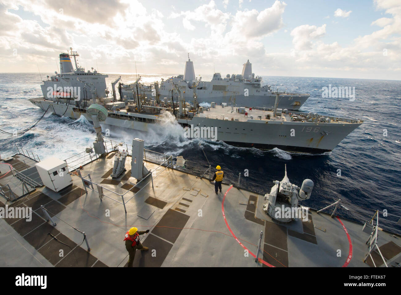 Le 9 janvier 2015, l'USS Fort McHenry (LSD 43) et l'USS New York (LPD 21) ont procédé à une reconstitution en cours avec l'USNS Kanawha (T-AO-196) en mer Méditerranée, soutenant les intérêts de sécurité nationale des États-Unis en Europe. (Photo de l'US Navy par Adam Austin, C6F Europe) Banque D'Images