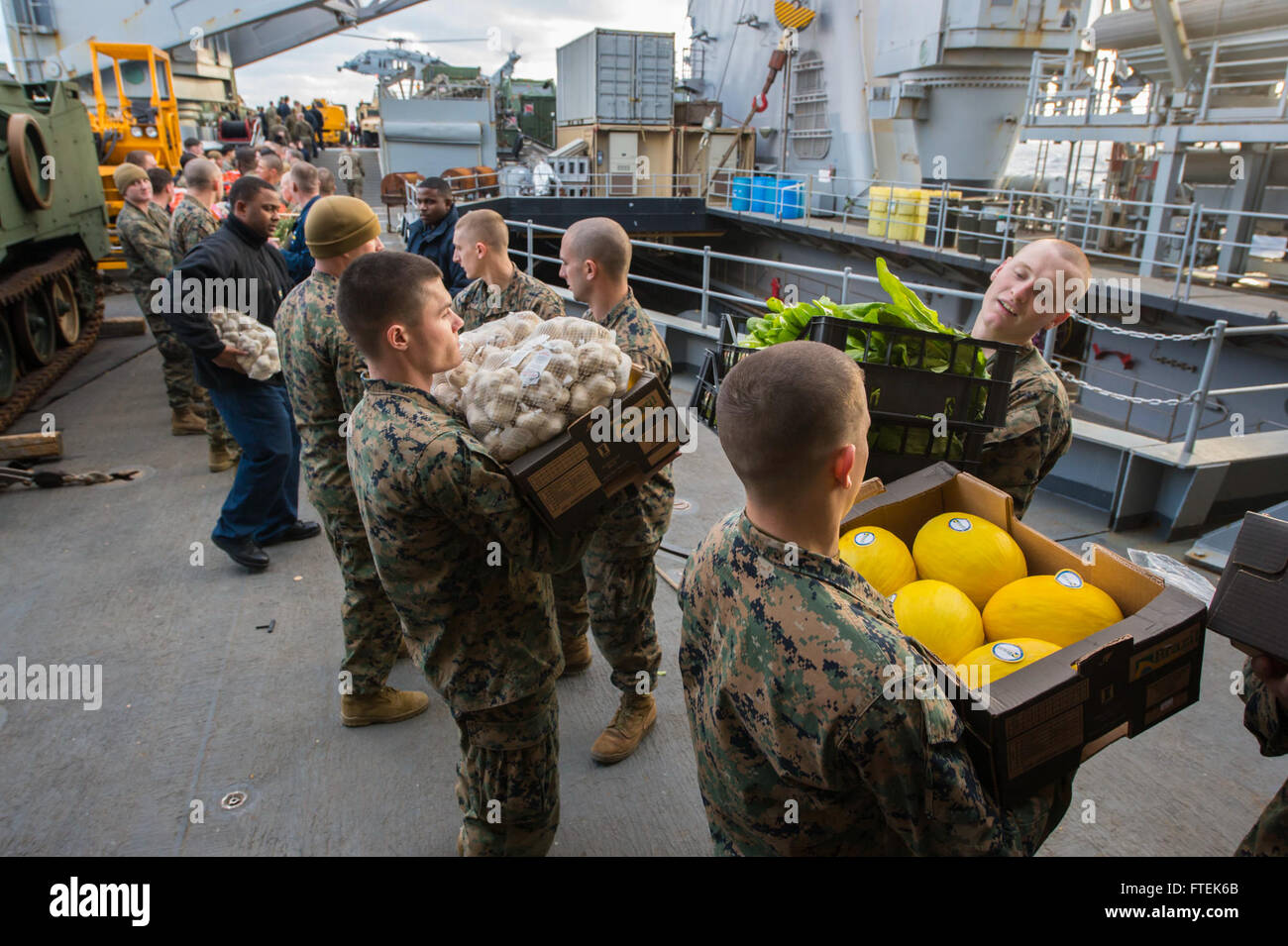 150109-N-DQ840-359 MER MÉDITERRANÉE (janv. 9, 2015) marins et Marines charger les magasins au cours d'ravitaillement vertical à bord du USS Fort McHenry (LSD 43) Le 9 janvier 2015. Le Fort McHenry, déployés dans le cadre de l'Iwo Jima Groupe Amphibie/24e Marine Expeditionary Unit, mène des opérations navales dans la sixième flotte américaine zone d'opérations à l'appui de la sécurité nationale des États-Unis en Europe. (U.S. Photo par marine Spécialiste de la communication de masse 3e classe Adam Austin/libérés) Banque D'Images