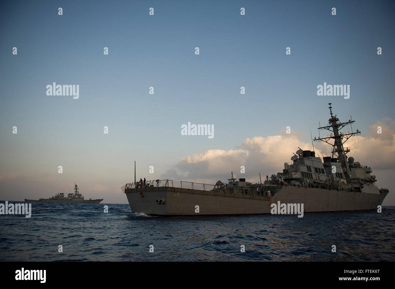 Mer Méditerranée (Août 31, 2013) - La classe Arleigh Burke destroyer lance-missiles USS Stout (DDG 55) tire-missiles le long du destroyer USS Barry (DDG 52). Stout, et Barry, homeported à Norfolk, en Virginie, sont en ce moment sur un déploiement prévu des opérations de la flotte de 6ème. (U.S. Photo par marine Spécialiste de la communication de masse 1re classe Christopher B. Stoltz) Banque D'Images