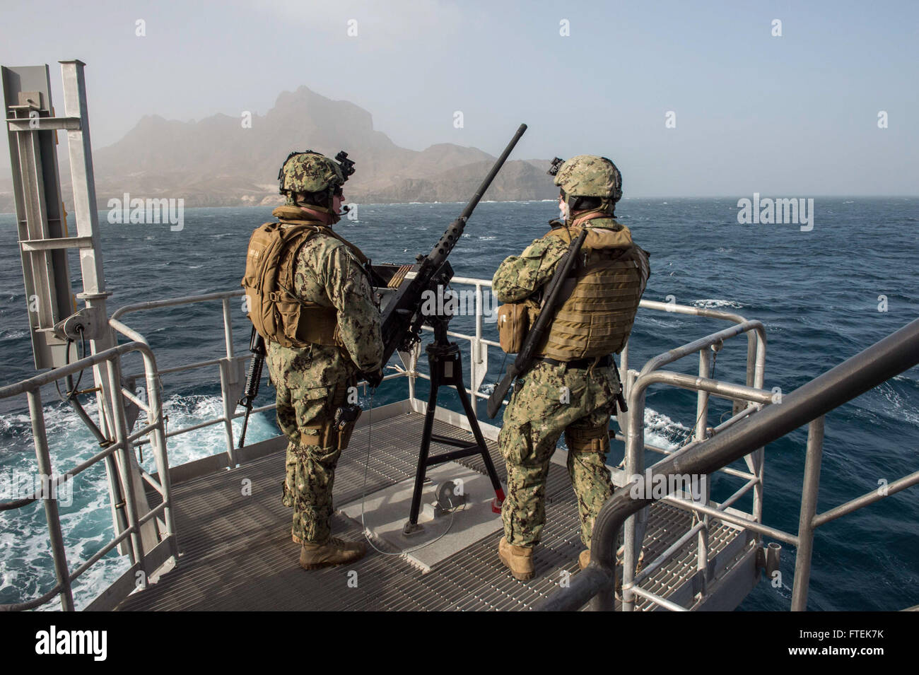 150112-N-JP249-006 OCÉAN ATLANTIQUE (janvier 1985). 12, 2015) stand de marins à bord de la surveillance Sécurité maritime militaire commun de commande bateau à grande vitesse l'USNS Lance (JHSV 1). Lance est sur un déploiement prévu pour la sixième flotte américaine zone d'opérations pour soutenir la collaboration internationale Programme de renforcement des capacités, le partenariat de l'Afrique centrale. (U.S. Photo par marine Spécialiste de la communication de masse 2e classe Kenan O'Connor/libérés) Banque D'Images