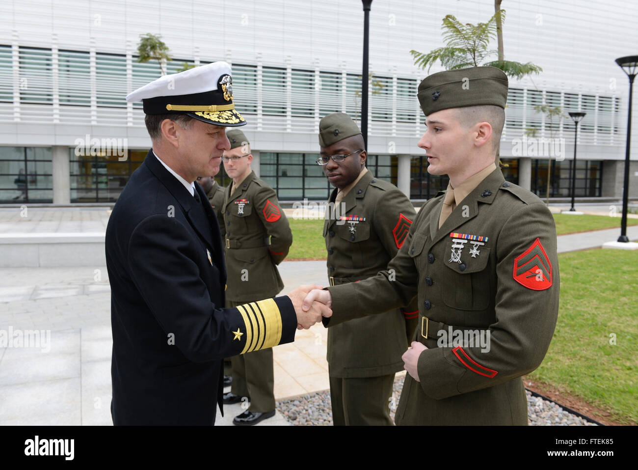 150113-N-UE250-009 RABAT, MAROC (janvier 1985). 13, 2015) - Adm. Mark Ferguson, commander, U.S. Naval Forces Europe-Africa, accueille les membres du Détachement de Sécurité maritime à l'ambassade des États-Unis à Rabat, 13 janvier 2014. Ferguson est en visite au Maroc pour construire sur le partenariat durable la Marine américaine partage avec la Marine royale marocaine et pour discuter des questions de sécurité maritime mutuel avec ses homologues. (U.S. Photo par marine Spécialiste de la communication de masse 2e classe Corey Hensley/libérés) Banque D'Images