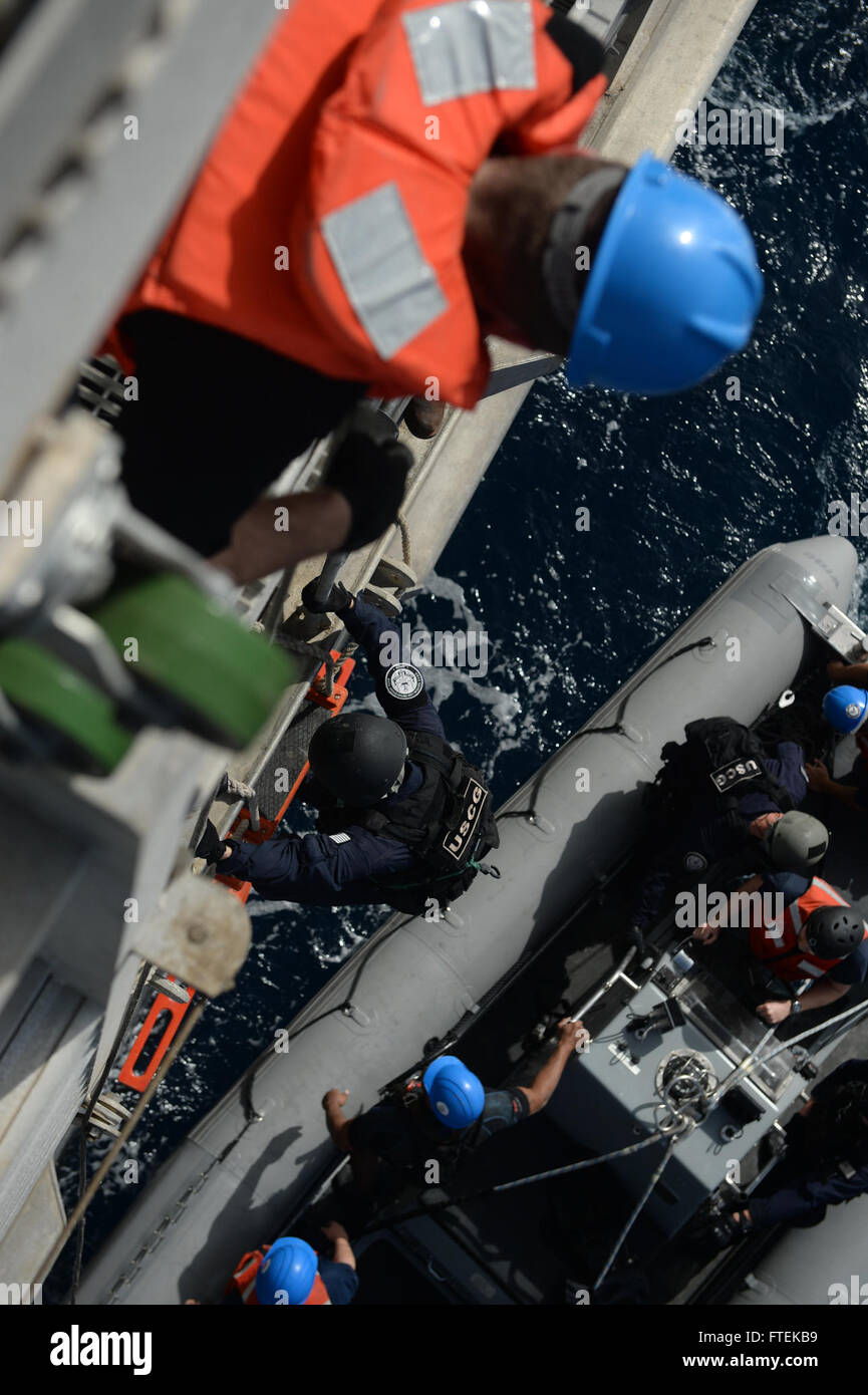 150117-N-RB579-151 OCÉAN ATLANTIQUE (janvier 1985). 17, 2015) Les marins, les gardes côtes et les marins du service civil conduite petit bateau de la paix sur le pont de vol de la mission militaire commun de commande bateau à grande vitesse l'USNS Lance (JHSV 1) Le 17 janvier 2015. Lance est sur un déploiement prévu pour la sixième flotte américaine zone d'opérations à l'appui de la coopération internationale Programme de renforcement des capacités de partenariat de l'Afrique centrale. (U.S. Photo par marine Spécialiste de la communication de masse 1re classe Joshua Davies/libérés) Banque D'Images