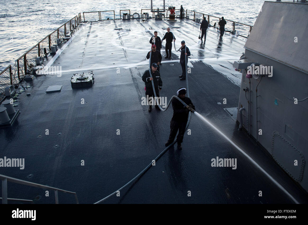 Mer Méditerranée (janv. 24, 2015) Les marins à bord de l'USS Donald Cook (DDG 75) Les marins à bord sur le pont le 24 janvier 2014. Donald Cook, une classe Arleigh Burke destroyer lance-missiles, l'avant-déployé à Rota, Espagne, mène des opérations navales dans la sixième flotte américaine zone d'opérations à l'appui de la sécurité nationale des États-Unis en Europe. Banque D'Images