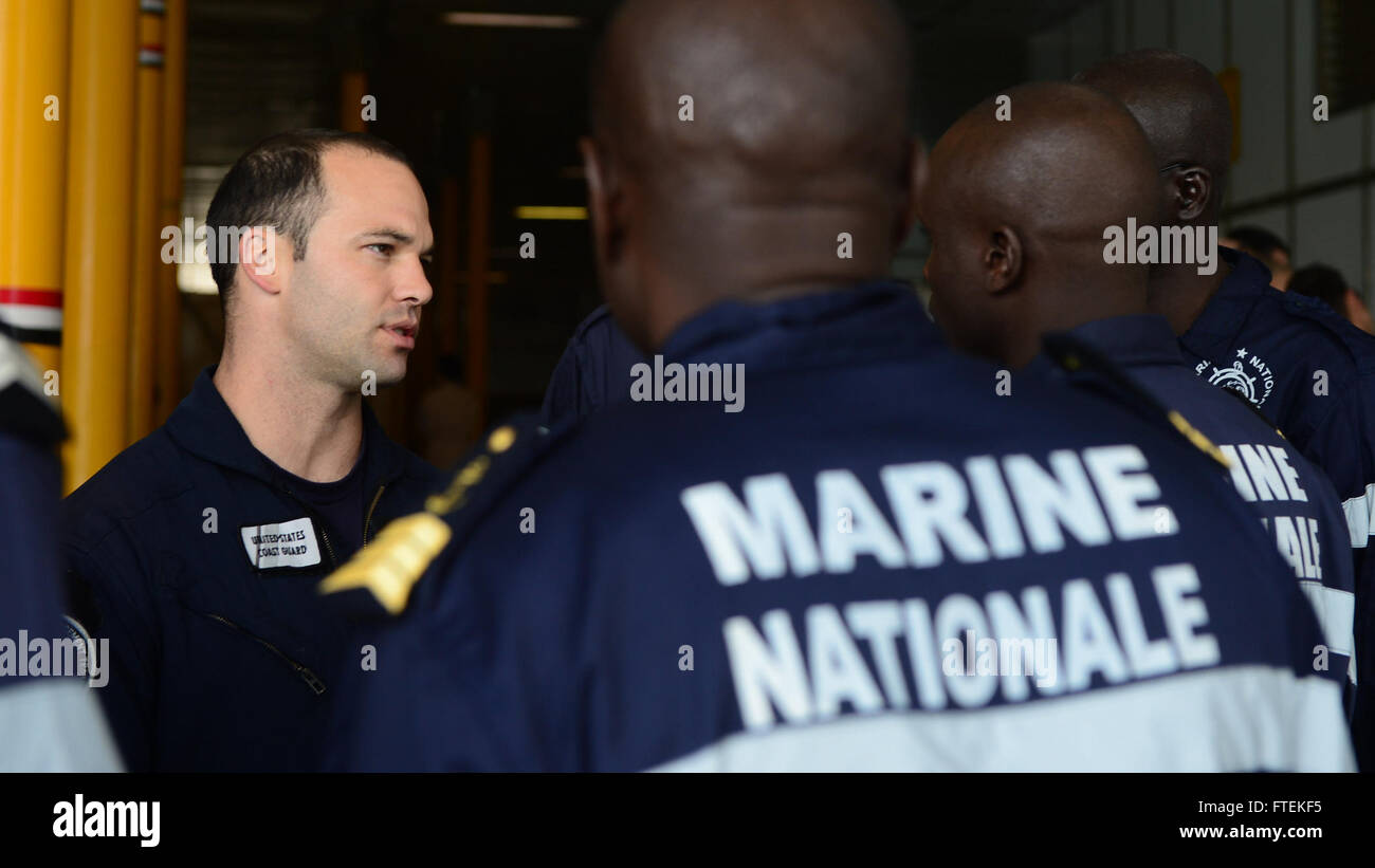 Océan Atlantique (janvier 1985). 24, 2015) Le Lieutenant Matthew Leisy, affecté à la Garde côtière des États-Unis du détachement de l'application de la Loi 407, discute avec des membres de la consulte "aire marine nationale sénégalaise' avant de pouvoir procéder à des opérations de sauvetage de petites embarcations à bord du transport maritime militaire commun de commande bateau à grande vitesse l'USNS Lance (JHSV 1) Jan 24, 2015. Lance est sur un déploiement prévu pour la sixième flotte américaine zone d'opérations à l'appui de la coopération internationale Programme de renforcement des capacités de partenariat de l'Afrique centrale. Banque D'Images