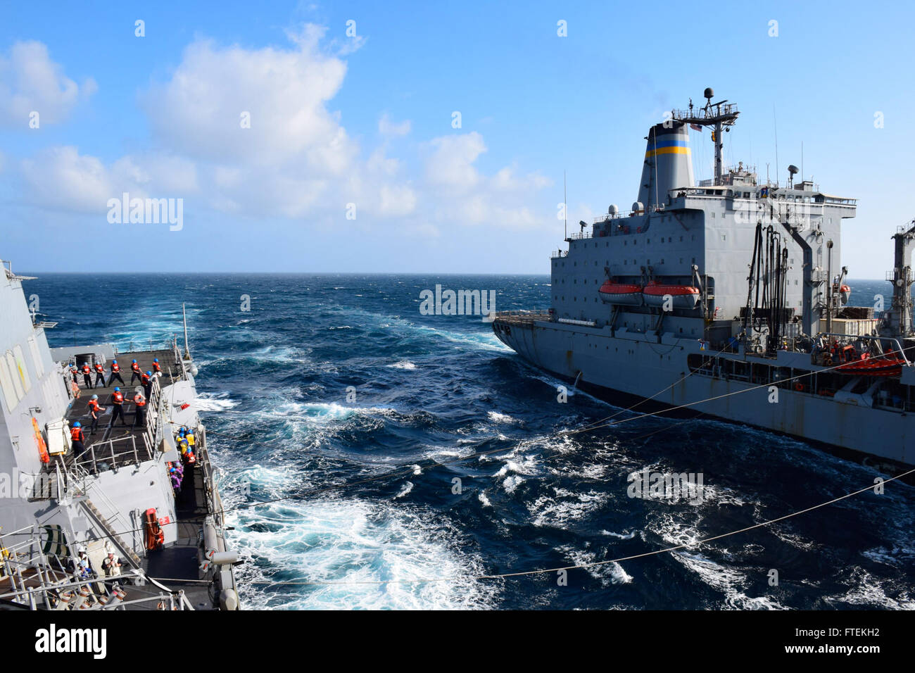 150206-N-EI973-003 CORNE DE L'AFRIQUE (fév. 6, 2015), USS Oscar Austin (DDG 79) effectue un ravitaillement en mer avec le ravitaillement de la flotte militaire commande de réapprovisionnement oiler USNS Joshua Humphreys (T-AO-188) 6 février 2015. Oscar Austin, une classe Arleigh Burke destroyer lance-missiles, homeported à Norfolk, mène des opérations navales dans la sixième flotte américaine zone d'opérations à l'appui de la sécurité nationale des États-Unis en Europe et en Afrique. (U.S. Photo par Marine Ensign Kirsten Krock/libérés) Banque D'Images