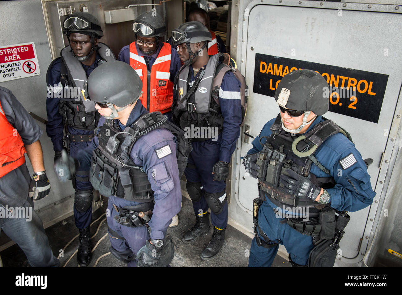 150129-N-JP249-027 OCÉAN ATLANTIQUE (janvier 1985). 29, 2015) le personnel de la Garde côtière des États-Unis et les membres de l'Armée du Sénégal à se préparer à une mission de formation à bord du transport maritime militaire commun de commande bateau à grande vitesse l'USNS Lance (JHSV 1), le 29 janvier 2015. Lance est sur un déploiement prévu pour la sixième flotte américaine zone d'opérations à l'appui de la coopération internationale Programme de renforcement des capacités de partenariat de l'Afrique centrale. (U.S. Photo par marine Spécialiste de la communication de masse 2e classe Kenan O'Connor/libérés) Banque D'Images