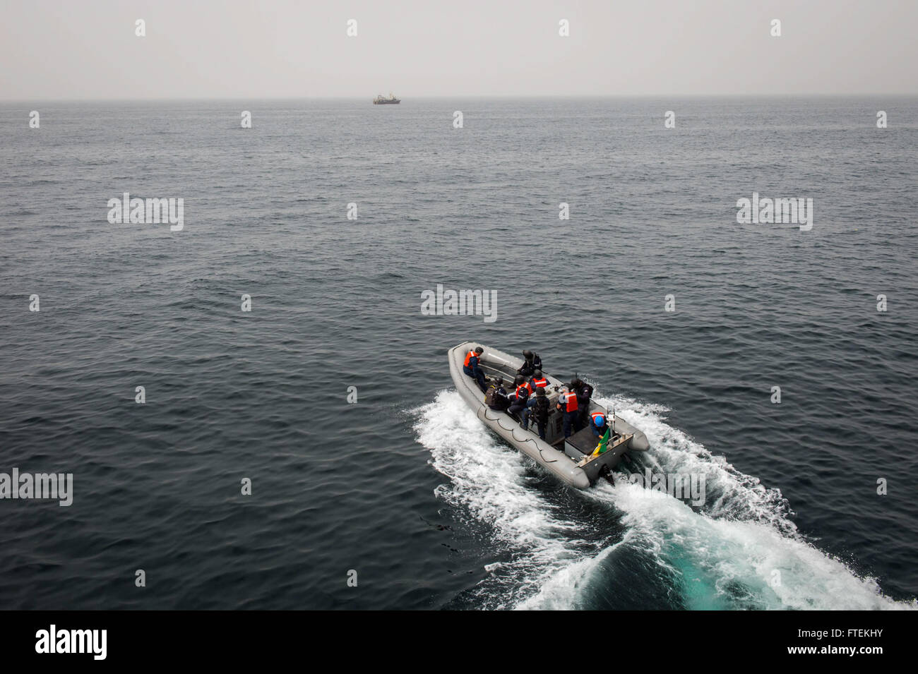 Le 29 janvier 2015, la marine américaine, les garde-côtes américains et le personnel militaire sénégalais ont collaboré à des opérations d'application de la loi maritime dans l'océan Atlantique à bord de l'USNS Spearhead (JHSV 1). Cette opération s’inscrivait dans le cadre de l’initiative Africa Partnership Station. Banque D'Images