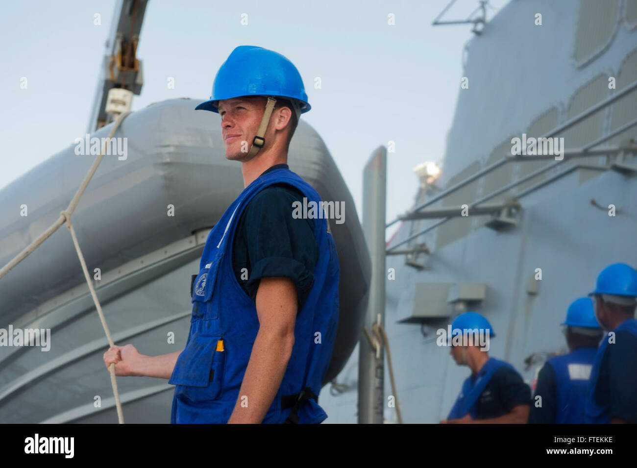 Cette image montre le matelot Raymond Parker qui se prépare à abaisser un bateau pneumatique à coque rigide pendant les opérations à bord de l'USS Mahan (DDG 72). L'USS Mahan, un destroyer de missiles guidés, était en déploiement en Méditerranée pour soutenir la sécurité maritime et les efforts de coopération sur le théâtre pour la 6e flotte américaine. Banque D'Images