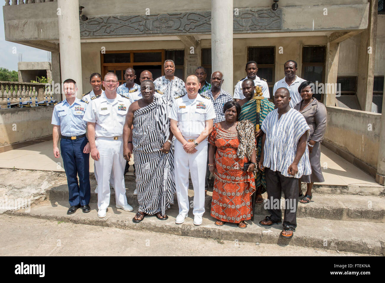 SEKONDI, Ghana (fév. 3, 2015) La Marine américaine et le personnel de la Garde côtière à partir de la commande de transport maritime militaire conjointe du bateau à grande vitesse l'USNS Lance (JHSV 1) posent pour une photo avec les leaders de la communauté ghanéenne au 3 février 2015. Lance est sur un déploiement prévu pour la sixième flotte américaine zone d'opérations pour soutenir la collaboration internationale Programme de renforcement des capacités, le partenariat de l'Afrique centrale. (U.S. Photo par marine Spécialiste de la communication de masse 2e classe Kenan O'Connor/libérés) Banque D'Images