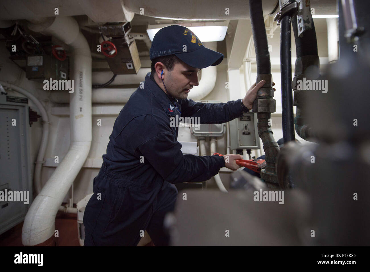 Ingénieur de 2e classe Dillon Lucas, à bord de l'USS Cole (DDG 67), effectue la maintenance d'un compresseur d'air haute pression lors d'une opération navale en Roumanie le 11 février 2015. Le destroyer fait partie de la 6e flotte de l'US Navy. Banque D'Images