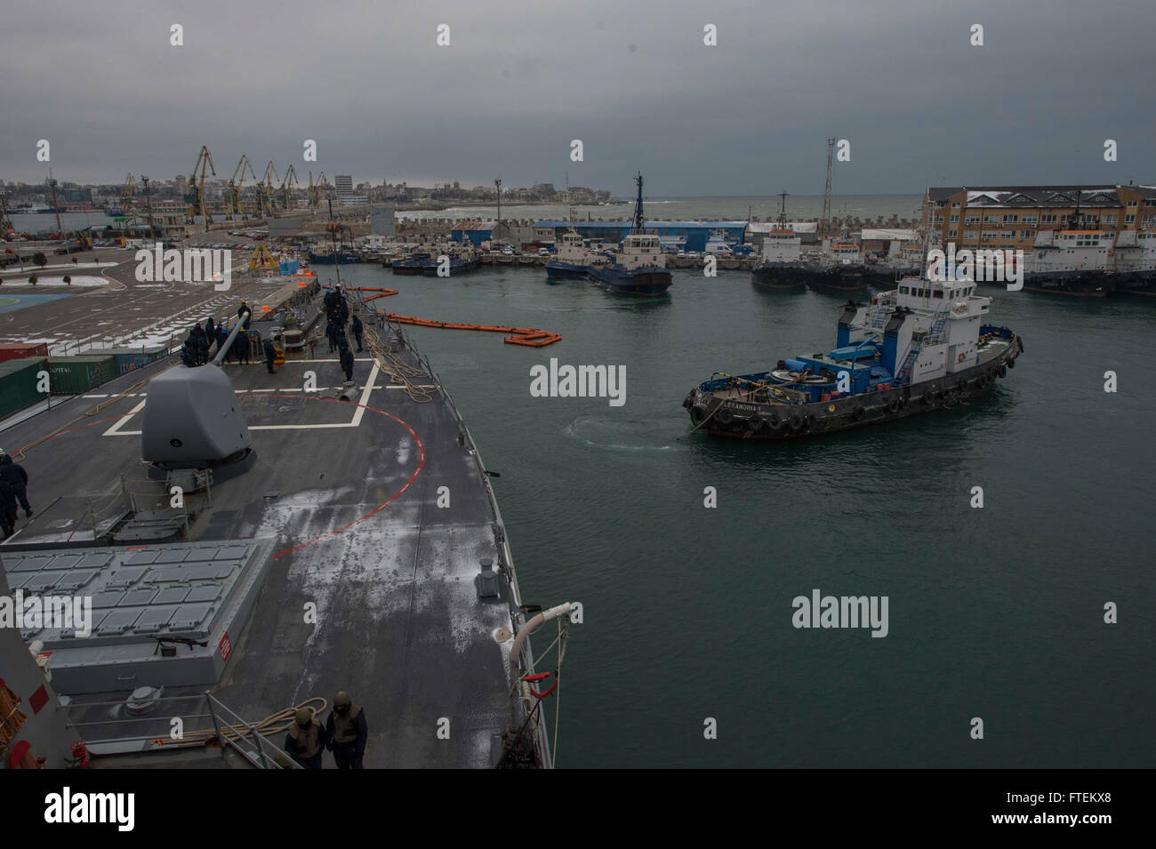 L'USS Cole (DDG 67), un destroyer à missiles guidés de classe Arleigh Burke, quitte Constanta, en Roumanie, après une visite prévue dans le port. Le navire opère dans la zone de la 6e flotte des États-Unis, soutenant les intérêts de sécurité nationale des États-Unis en Europe. Banque D'Images