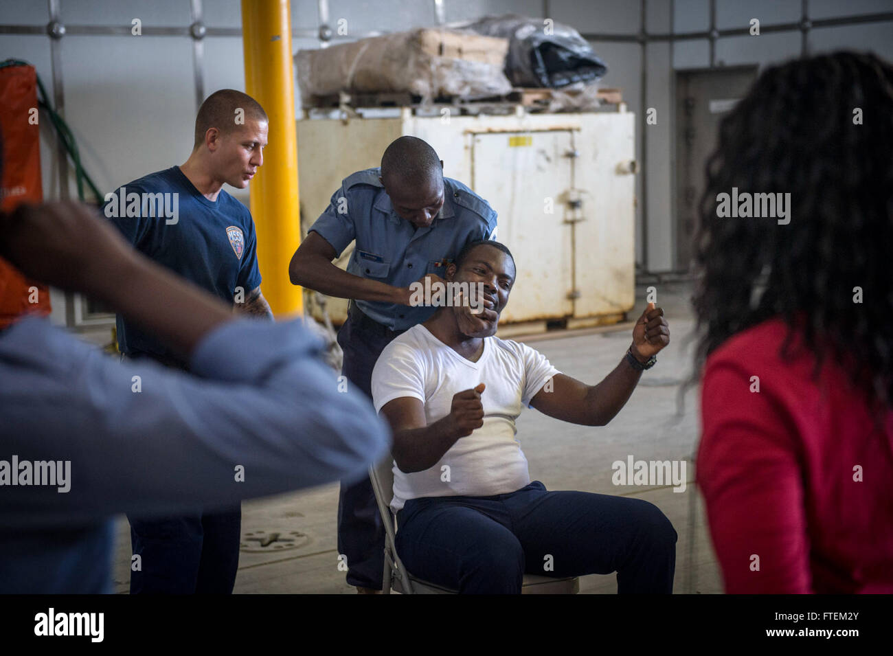 Océan Atlantique (fév. 20, 2015) et de gardes-côtes américains militaires ghanéens de point de pression pratique manœuvres dans l'Mission Bay à bord du transport maritime militaire commun de commande bateau à grande vitesse l'USNS Lance (JHSV 1) au cours de l'Afrique Partenariat maritimes d'application de la loi du 20 février 2015. Lance est sur un déploiement prévu pour la sixième flotte américaine zone d'opérations à l'appui de la coopération internationale Programme de renforcement des capacités de partenariat de l'Afrique centrale. Banque D'Images