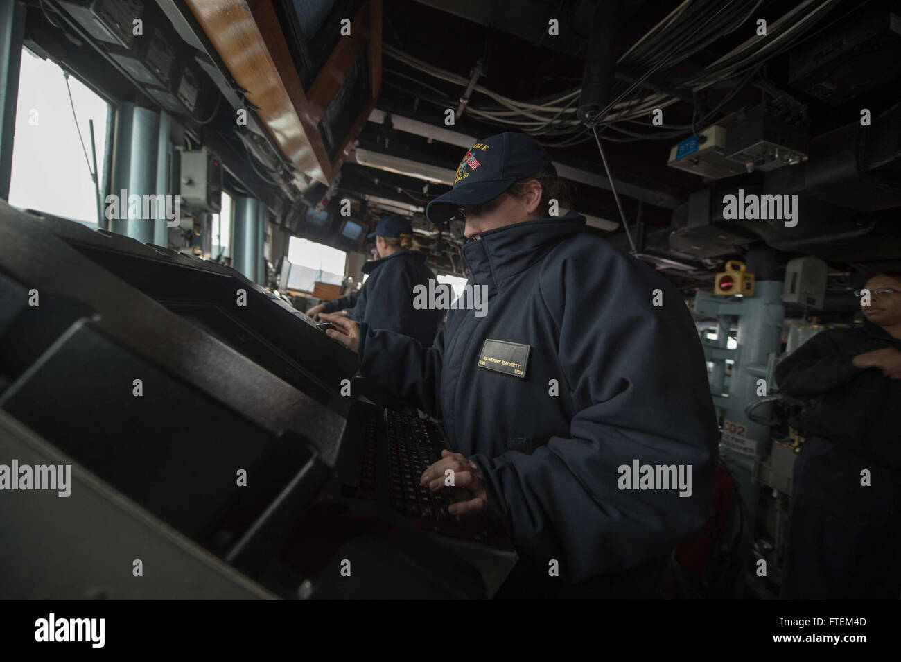 Détroit des Dardanelles (fév. 22, 2015), l'étoile Katherine Barret, de Youngsville, North Carolina, mans un watch station sur le pont de l'USS Cole (DDG 67) qu'il transite par le détroit des Dardanelles, le 22 février 2015. Cole, une classe Arleigh Burke destroyer lance-missiles, homeported à Norfolk, mène des opérations navales dans la sixième flotte américaine zone d'opérations à l'appui de la sécurité nationale des États-Unis en Europe. Banque D'Images