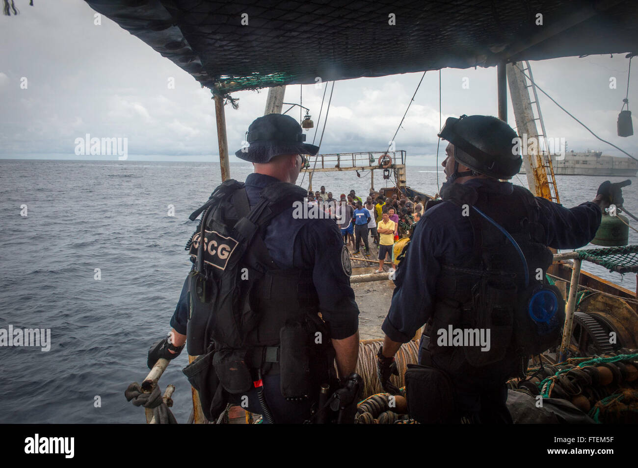 Océan Atlantique (fév. 23, 2015) Les gardes-côtes américains affectés au transport maritime militaire commun de commande bateau à grande vitesse l'USNS Lance (JHSV 1) stand veille sur un groupe de pêcheurs au cours d'une visite, un conseil, une perquisition et saisie l'évolution en tant que partie de l'Afrique Partenariat maritimes d'application de la loi du 23 février 2015. Lance est sur un déploiement prévu pour la sixième flotte américaine zone d'opérations à l'appui de la coopération internationale Programme de renforcement des capacités de partenariat de l'Afrique centrale. Banque D'Images