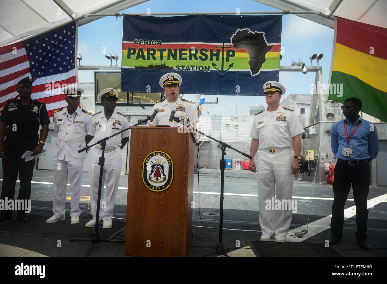 SEKONDI, Ghana (fév. 24, 2015) Le Cmdr. Matthieu Flemming, Africa Partnership Station (APS) du commandant de la mission, propose des commentaires lors de la cérémonie de clôture de l'Afrique de l'application de la Loi maritime de partenariat (AMLEP) 2015, 24 février. AMLEP, en fonction de l'APS, sert à définir les conditions pour les pays partenaires africains à patrouille activement et d'établir la responsabilité des navires qui effectuent des activités illicites dans un pays partenaire respectif et les eaux territoriales de la zone d'exclusion économique. Banque D'Images