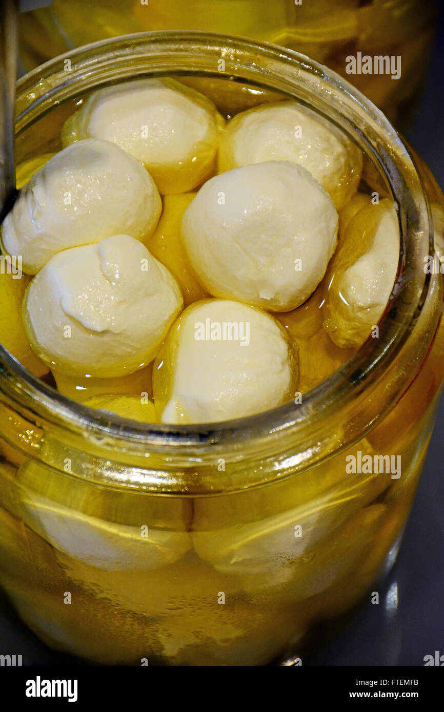 Labbaneh boules de fromage dans l'huile d'olive Banque D'Images