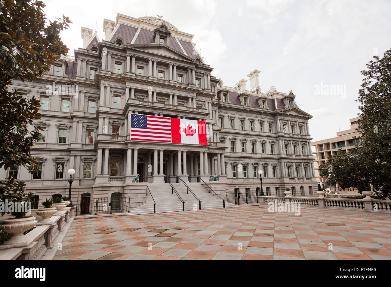 US / Canada drapeaux suspendus sur le vieux bâtiment de bureaux exécutif Eisenhower - Washington, DC USA Banque D'Images