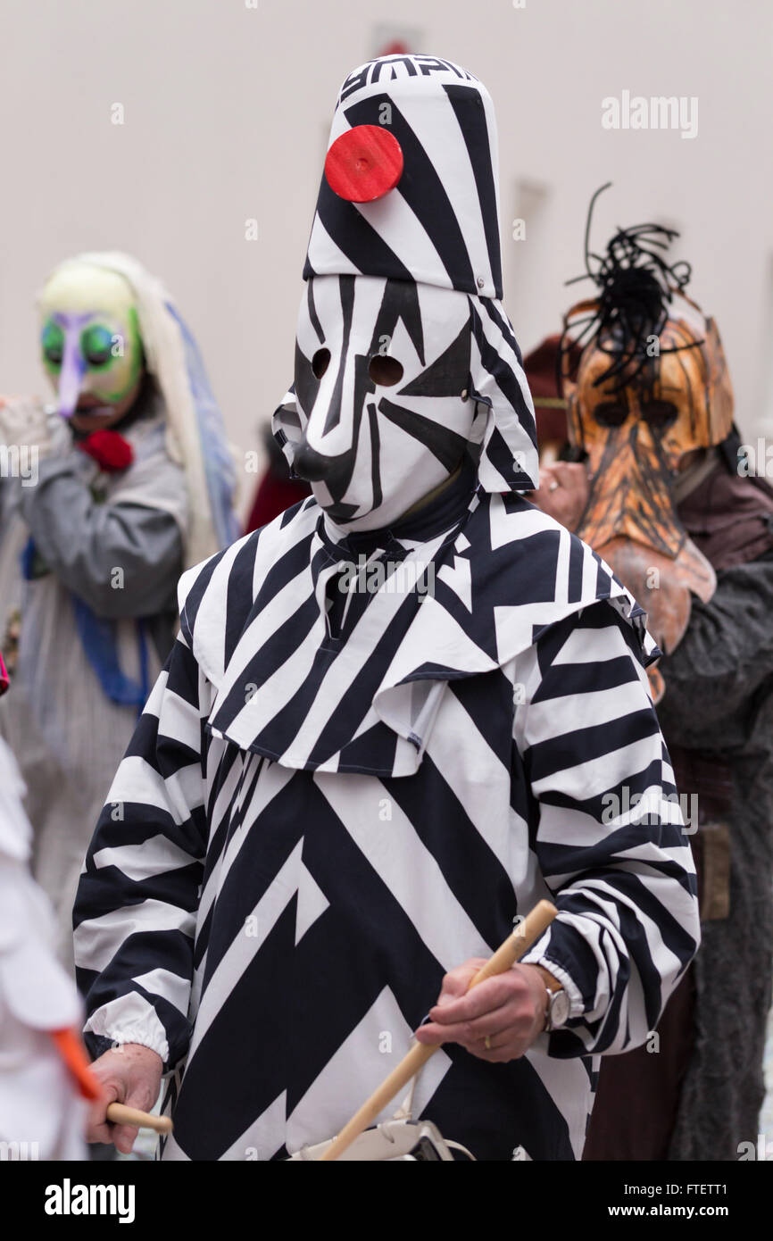 Un participant du carnaval de Bâle 2016 dans un costume de zèbre, jouant de caisse claire pendant le défilé. Banque D'Images