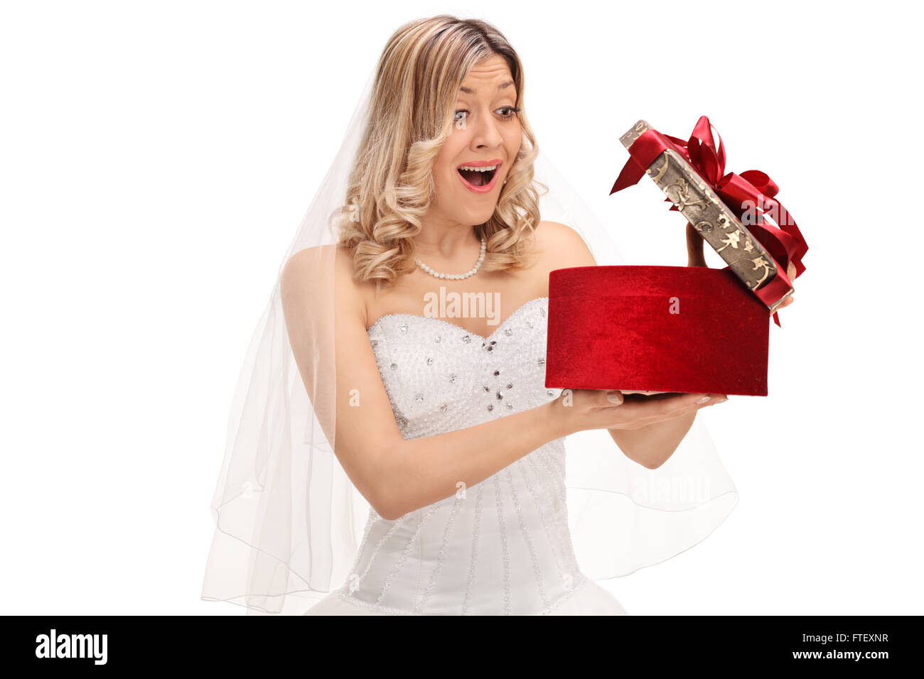 Surpris jeune épouse l'ouverture d'un cadeau de mariage isolé sur fond blanc Banque D'Images