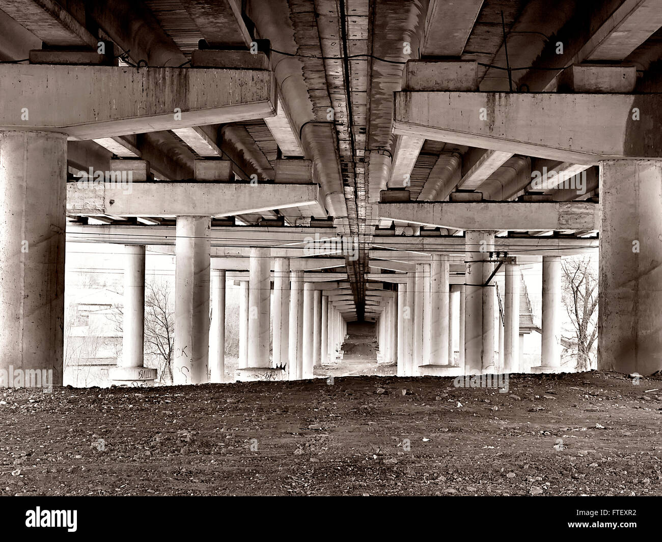 Vue de dessous d'un pont en béton dans le style grunge Banque D'Images