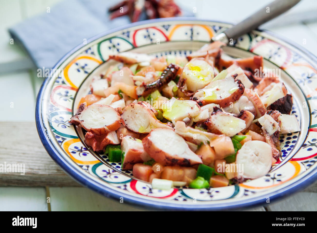 Salade de poulpe à la tomate fraîche et le poivre vert Banque D'Images