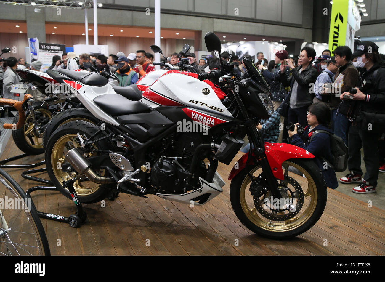 Tokyo, Japon. Mar 27, 2016. Moto Yamaha Moteur du géant japonais affiche  MT-25 au Tokyo Motorcycle Show à Tokyo le Dimanche, Mars 27, 2016. Moto  japonais et étrangers décideurs pièce modèles prototypes