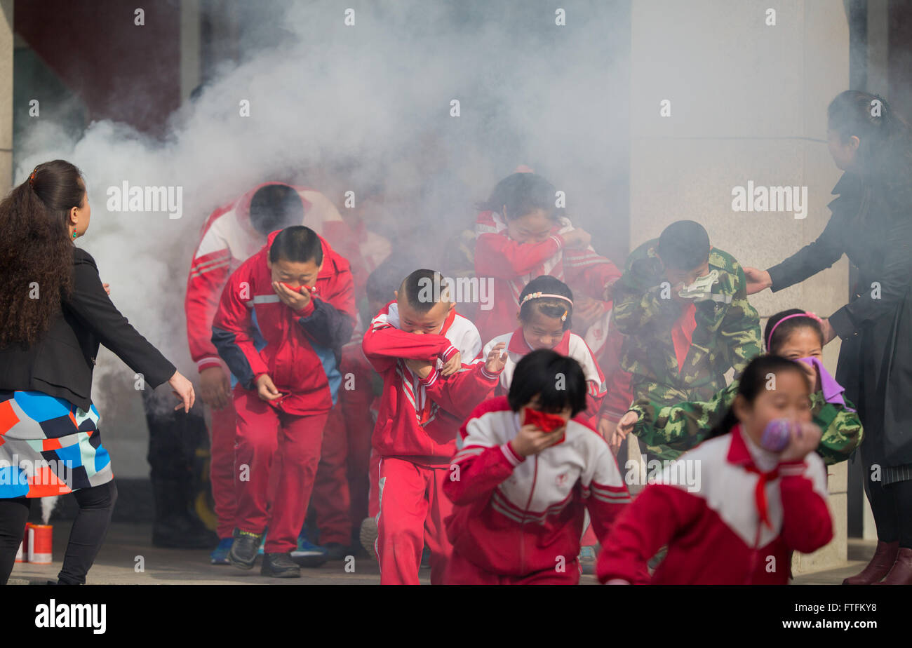 Hohhot, Chine, région autonome de Mongolie intérieure. Mar 28, 2016. Les enfants et les enseignants prennent part à un exercice de sécurité dans Xiaozhao École primaire de Hohhot, capitale de la Chine du nord, région autonome de Mongolie intérieure, le 28 mars 2016. Des exercices de sécurité ont été organisées dans toute la Chine lundi pour sensibiliser les enfants à se protéger en cas d'urgence. © Ding Genhou/Xinhua/Alamy Live News Banque D'Images