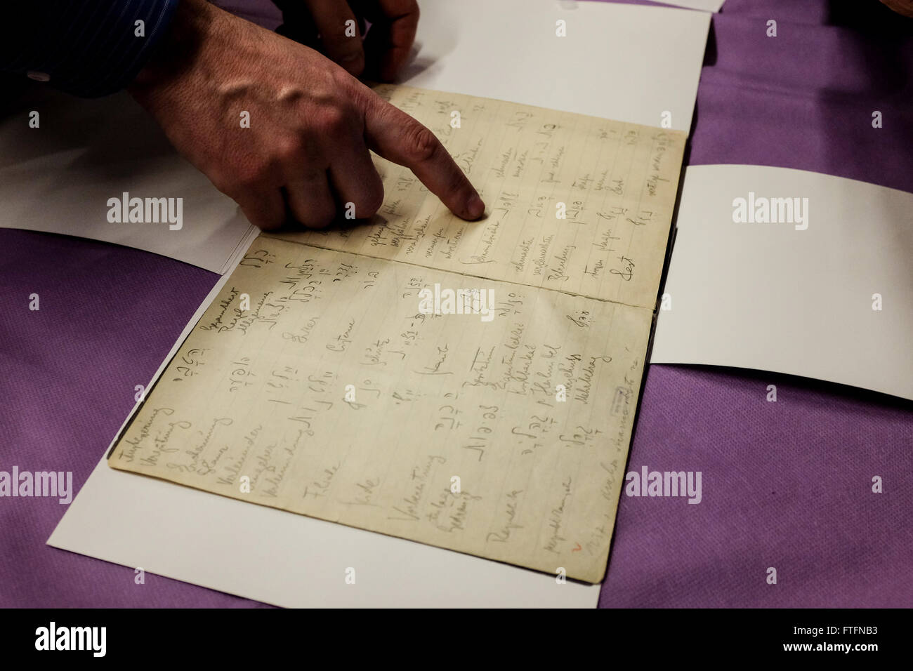 Jérusalem, Israël. 28 mars, 2016. La Bibliothèque nationale d'Israël ouvre ses archives et affiche un bloc-notes manuscrites avec Hebrew-German liste des mots par Franz Kafka. Parce que Kafka diverti pensées d'immigrer en Palestine, le romancier a étudié l'hébreu à diverses étapes. Créé en 1892, la Bibliothèque nationale d'Israël fonctionne pour recueillir, conserver et numériser les œuvres anciennes et nouvelles se rapportant à patrimoine intellectuel juif, ainsi que les livres publiés dans diverses parties du monde juif. Credit : Alon Nir/Alamy Live News Banque D'Images