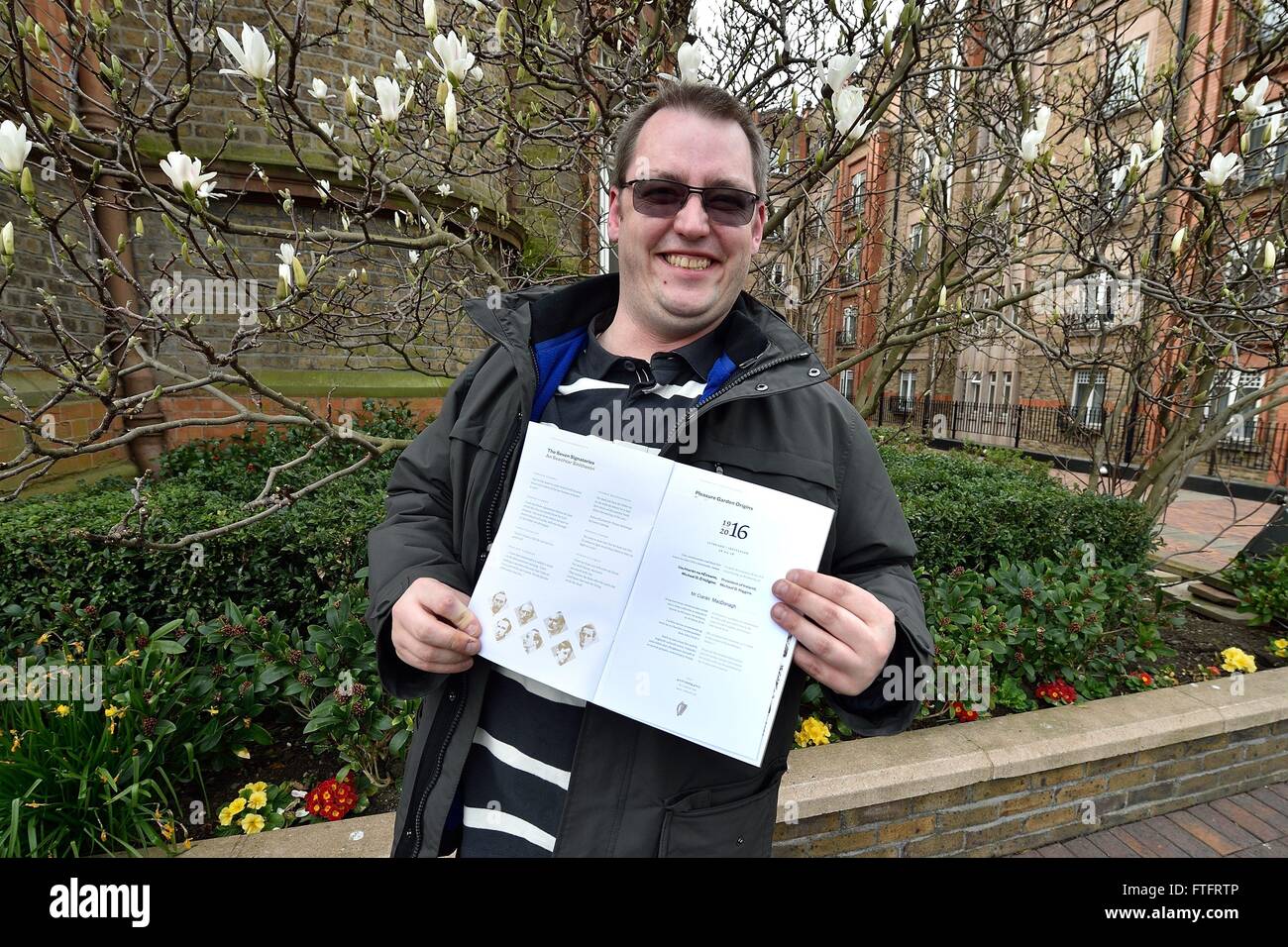 Dublin, Irlande. Mar 26, 2016. Ciaran MacDonagh, l'arrière-petit-fils de Thomas MacDonagh, l'un des sept signataires de la Proclamation de 1916 de la République d'Irlande, retient son invitation à un événement pour honorer les descendants de l'Insurrection de Pâques 1916 historique que de jeter les bases d'un État irlandais libre et indépendant, le 26 mars 2016, à Dublin en Irlande. Thomas MacDonagh a été exécuté pour son rôle dans l'augmentation de 1916 à l'âge de trente-huit le 3 mai 1916. © Rory joyeux/ZUMA/Alamy Fil Live News Banque D'Images