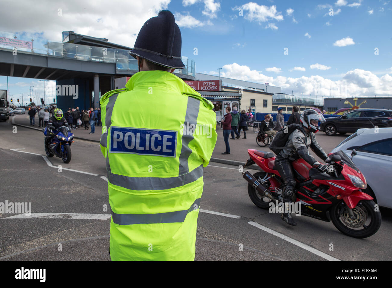 Southend-on-Sea, Essex, UK - 28 mars 2016. Le outhend "Shakedown" est la première réunion de masse des motocyclistes le long de la promenade de la ville balnéaire d'Essex sur le Lundi de Pâques Jour férié, traditionnellement, la première sortie de l'année - d'où 'Shakedown'. Cela, la dix-huitième année de l'événement, presque n'a pas eu lieu en raison de la demande d'organisateurs £4k par la police pour leur participation. Les commerçants locaux sont venus à acquitter la taxe pour sécuriser l'événement. Malgré le mauvais temps de Katie tempête plusieurs milliers de motards toujours fait le voyage Banque D'Images