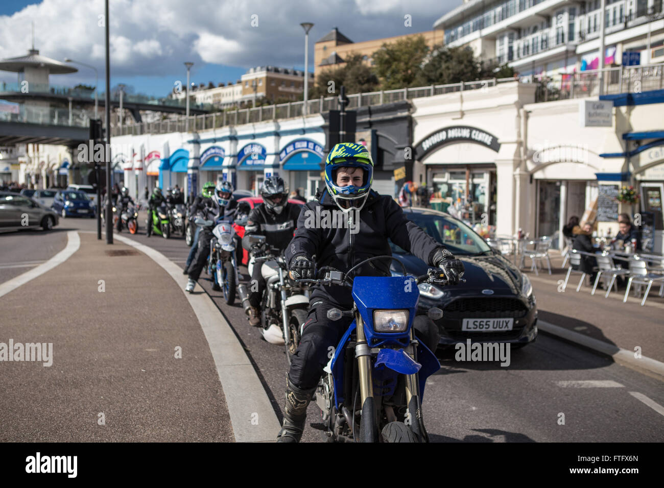 Southend-on-Sea, Essex, UK - 28 mars 2016. Le outhend "Shakedown" est la première réunion de masse des motocyclistes le long de la promenade de la ville balnéaire d'Essex sur le Lundi de Pâques Jour férié, traditionnellement, la première sortie de l'année - d'où 'Shakedown'. Cela, la dix-huitième année de l'événement, presque n'a pas eu lieu en raison de la demande d'organisateurs £4k par la police pour leur participation. Les commerçants locaux sont venus à acquitter la taxe pour sécuriser l'événement. Malgré le mauvais temps de Katie tempête plusieurs milliers de motards toujours fait le voyage Banque D'Images