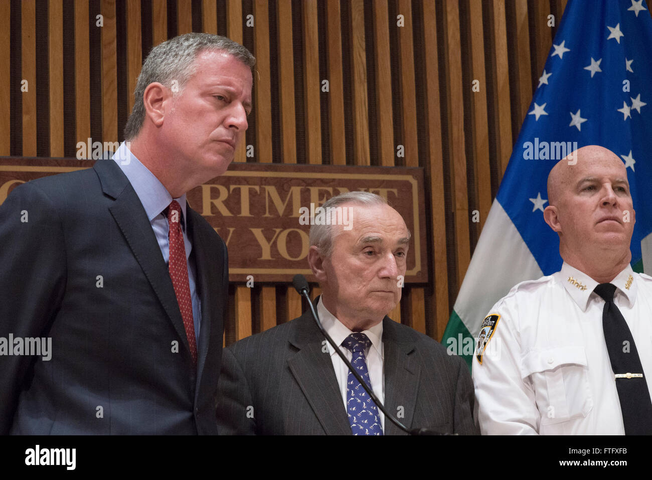 (De gauche), Maire de Blasio, Commissaire Bratton et chef O'Neill participer à la conférence de presse. À la suite d'une 'table', mené par le Département de la Police de New York visant à évaluer la préparation à une possible attaque terroriste comme ceux récemment à Bruxelles et à Lahore au Pakistan, le maire Bill De Blasio et haut fonctionnaires de la NYPD a parlé à la presse lors d'une séance à une police Plaza sur le résultat de l'exercice et répond aux questions liées à la lutte contre le terrorisme. (Photo par Albin/Lohr-Jones Pacific Press) Banque D'Images