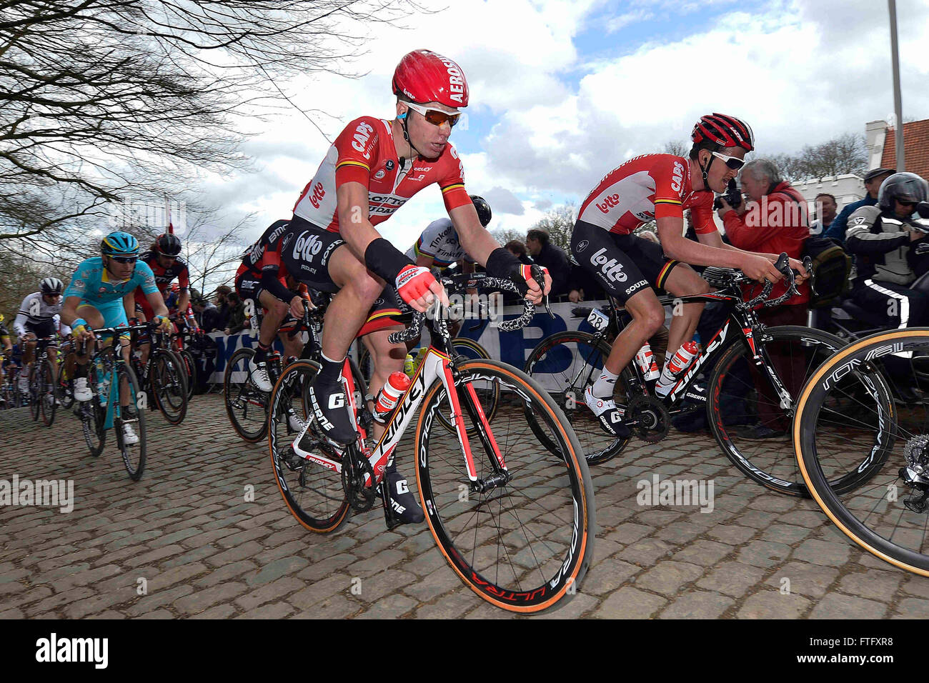 Deinze, Belgique. Mar 27, 2016. Jurgen ROELANDTS (BEL) Rider de LOTTO SOUDAL et Tiesj BENOOT (BEL) Rider de LOTTO SOUDAL en action sur le Kemmelberg au cours de l'UCI World Tour Flanders Classics 78ème Gent-Wevelgem course à bicyclette avec commencer à Deinze et finition en action © Wevelgem Plus Sport/Alamy Live News Banque D'Images