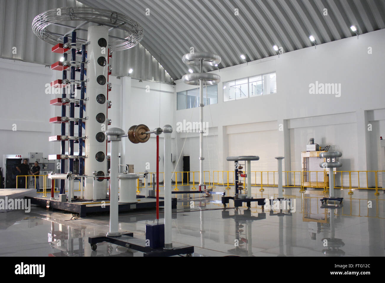 Ancon. Mar 28, 2016. Photo prise le 28 mars 2016 présente l'intérieur du laboratoire haute tension au Centre pour l'innovation et le transfert de technologie, l'énergie de la technologie silicium citer, Lima, Pérou. Selon la presse locale, l'énergie, la technologie silicium citer qui a ouvert ses portes lundi, contribuera à renforcer le secteur de l'énergie dans le pays et augmenter sa productivité dans le cadre du Plan de diversification de la production nationale (PNDP, pour son sigle en espagnol). © Luis Camacho/Xinhua/Alamy Live News Banque D'Images