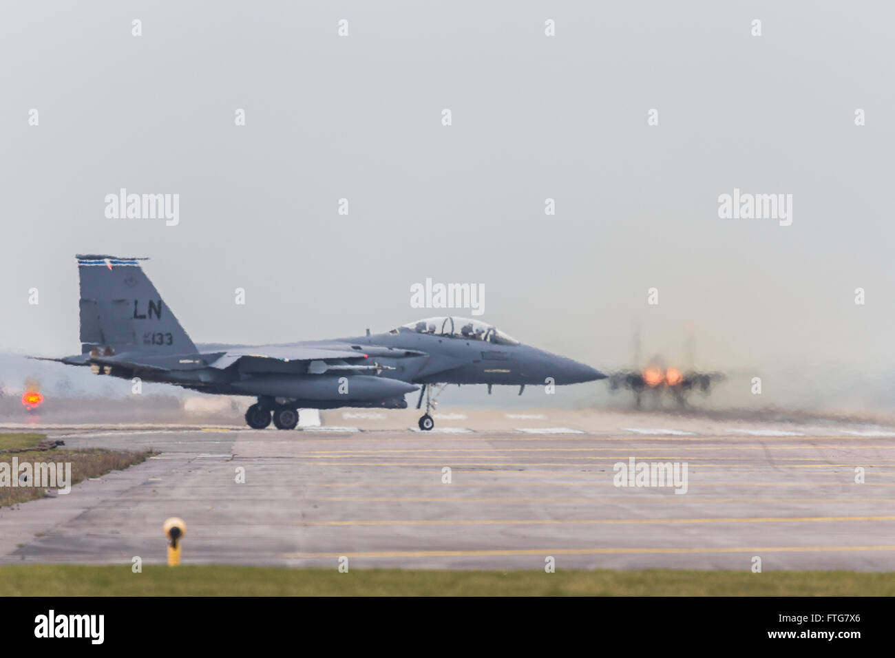 Un F-15E Strike Eagle suit son collègue dans le ciel à RAF Lakenheath Banque D'Images