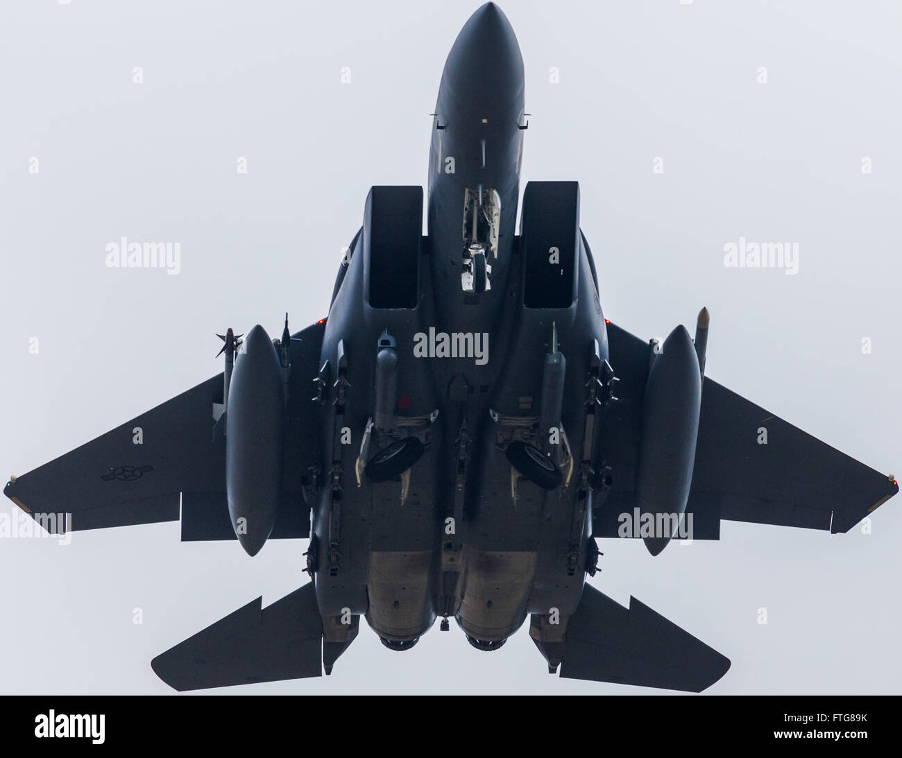 C'est élever Strike Eagle atterrissage après une approche interrompue à RAF Lakenheath. Banque D'Images