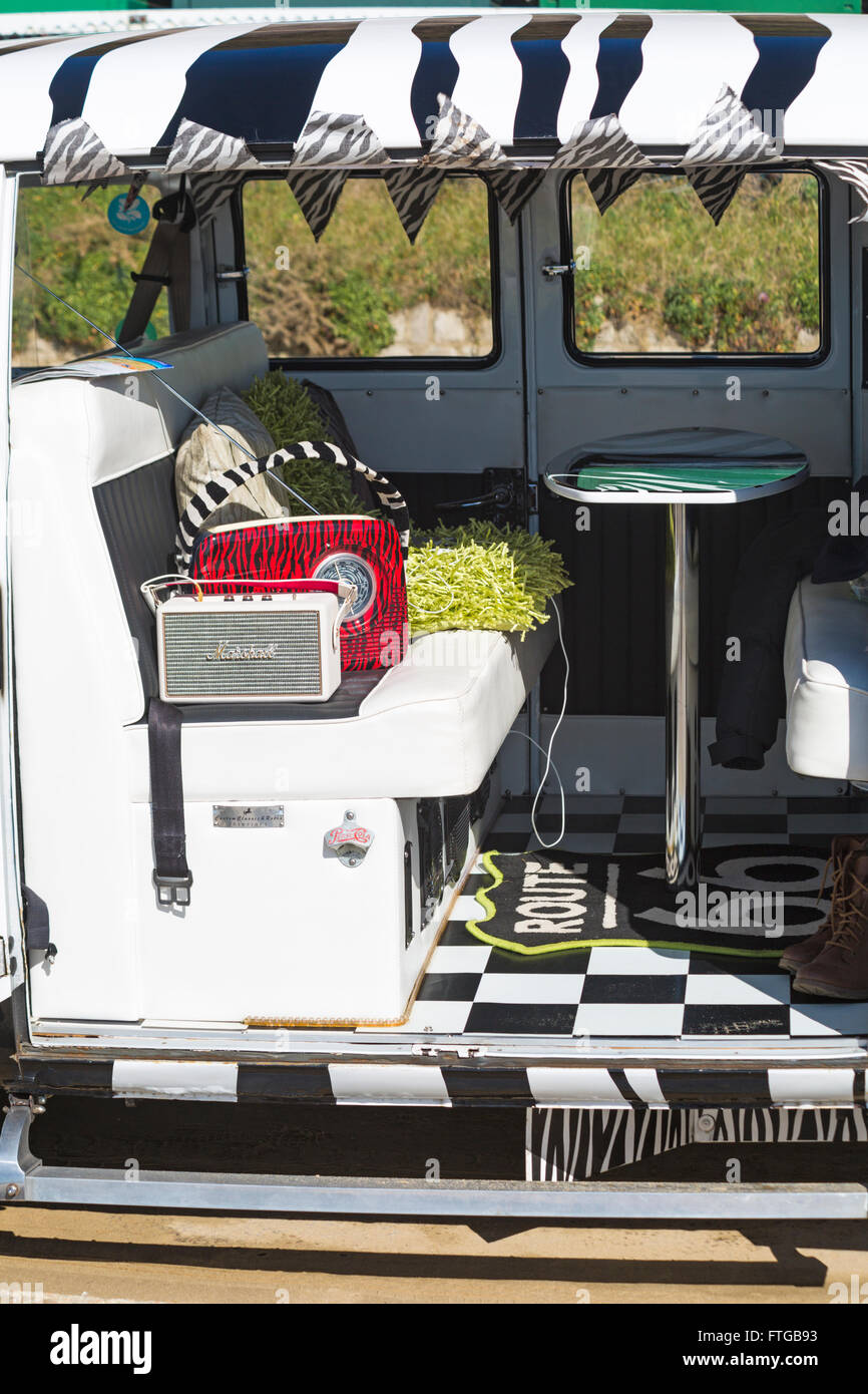 Intérieur 1963 noir et blanc Volkswagen campervan VW Camper van garé sur la promenade à Bournemouth, Dorset UK en mars Banque D'Images