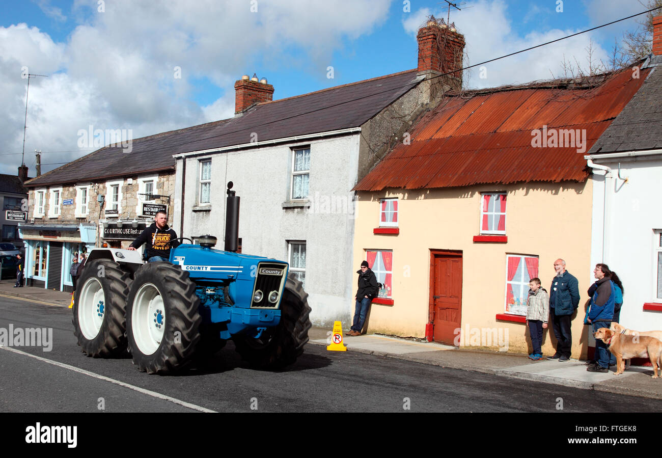 Le tracteur se déplace dans le comté de Carrickmacross le lundi de Pâques 2016 Banque D'Images