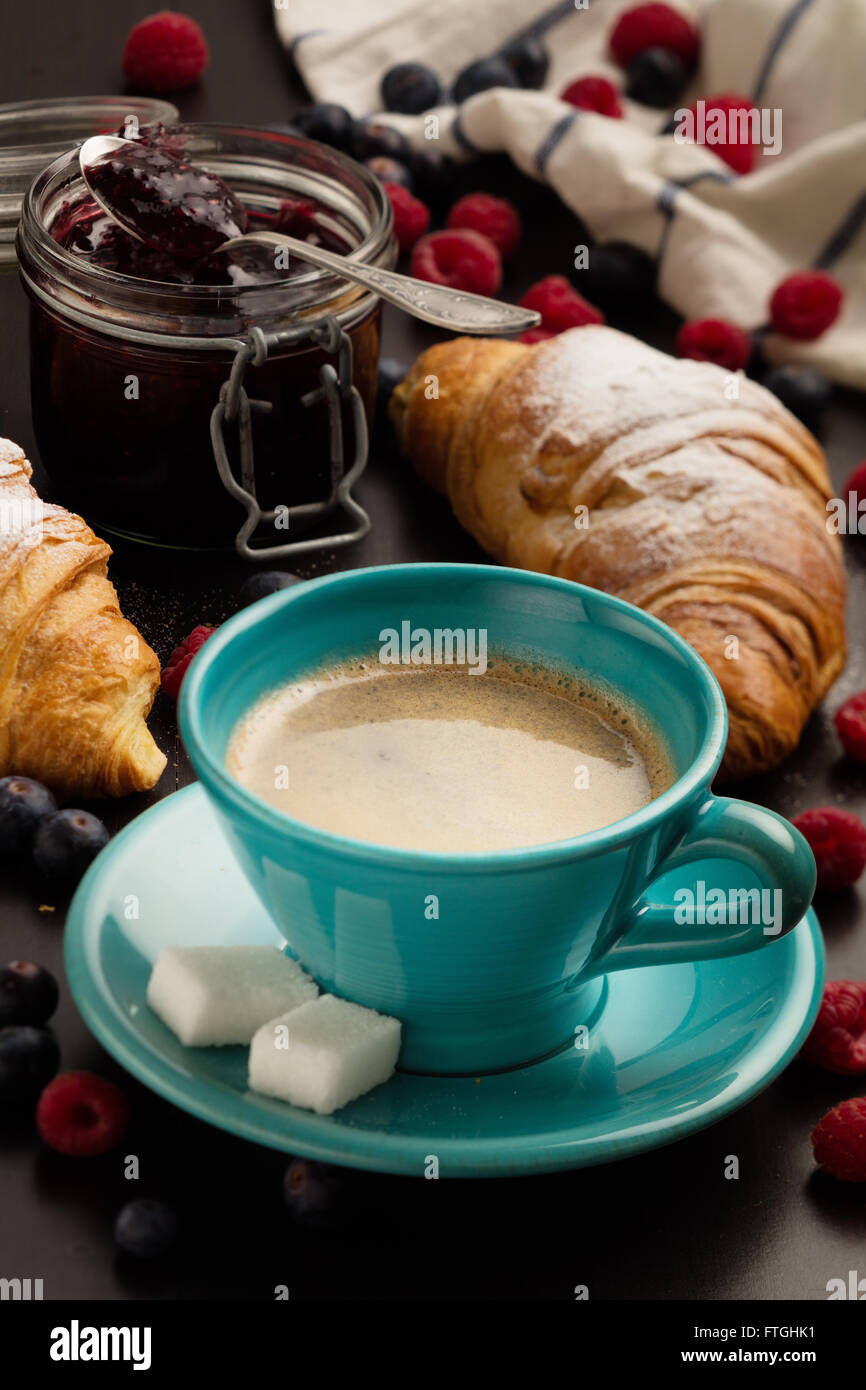 Petit-déjeuner sain frais avec du café et des croissants Banque D'Images